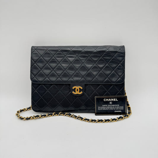 CHANEL Vintage Classic Flap - Cuir d'agneau matelassé noir - Bijouterie dorée